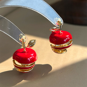 Boucles d'oreilles pendantes créatives en émail rouge plaqué or en forme de <span class=keywords><strong>pomme</strong></span> avec zircon en forme de cœur à l'intérieur, bijoux cadeaux pour femmes et filles, vente en gros - Product Image 3
