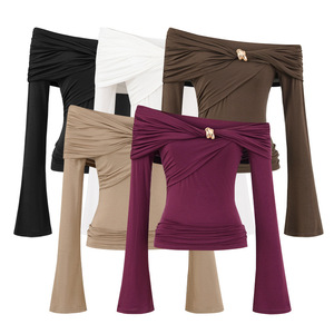 Blusa de mujer con hombros descubiertos y fruncido, detalle de hebilla dorada, manga larga acampanada, ajustada, estilo camiseta, a la moda - Product Image 1