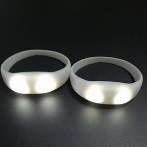 Bracelets lumineux personnalisés écologiques activés par la musique et le son avec LED clignotantes imprimées par transfert thermique - Cadeaux de fête parfaits - Product Image 4
