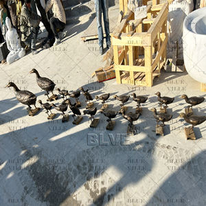 Sculture di famiglia in metallo da giardino BLVE all'aperto scultura di pollame a grandezza naturale in bronzo felice coda - Product Image 2