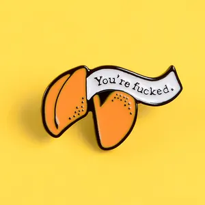 Engraçado Você Está fxxxxd Sorte Fortune Cookies Laranja Broches Broches Emblema de Lapela Bandeira Pinos de Esmalte Personalizado Jóias Para Amigos Crianças