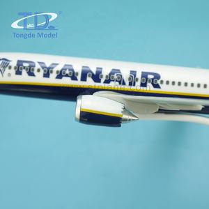 โมเดลเครื่องบินเรซิ่น Ryanair <span class=keywords><strong>B737</strong></span>-MAX8 ขนาด 1:<span class=keywords><strong>200</strong></span> ยาว 19.7 ซม. รุ่น Love Style พร้อมฐานพลาสติกปรับแต่งลวดลายได้ - ของขวัญทางธุรกิจ - Product Image 4