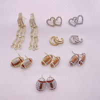 CH-LAE0901 Pendientes de Moda con Micro Pavé de Circonitas, Diseño de Balón de Fútbol Americano, Chapados en Oro, Joyería Deportiva de Cobre