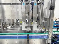 Machine de remplissage de suivi de bouteille de vaporisateur de détergent de blanchisserie multi-têtes linéaire entièrement automatique