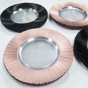 Assiettes de présentation rondes en plastique de 13 pouces avec bordure or <span class=keywords><strong>rose</strong></span>, <span class=keywords><strong>rose</strong></span>, noir et champagne pour cuisine, mariage, fête, accessoire sous assiette - Product Image 6