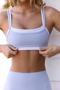 Ensemble de yoga et de sport durable deux pièces : Crop top à col rond et short à rayures fines double couche, et leggings - Product Image 4