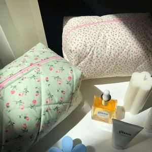 Muestra gratuita de neceser de maquillaje floral personalizado, bolsa de cosméticos de poliéster con diseño de flores, color rosa, bonita y colorida, para viajes, para niñas. - Product Image 1