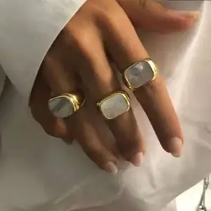 Perhiasan Besar Minimalis 2021 Cincin Cangkang Hipster Wanita Hitam Putih Cincin Baja Tahan Karat Berlapis Emas 18K