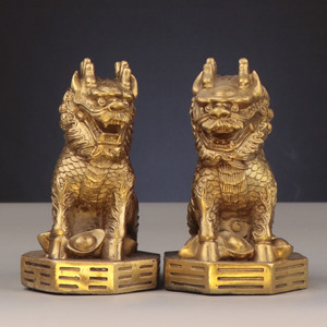 Coppia di Ornamenti Qilin in Ottone, Qilin che Calpesta il Bagua, Drago Cavallo della Ricchezza, Artigianato - Product Image 2