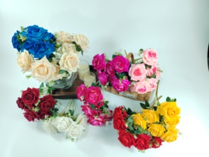 ورود صناعية كبيرة مصنوعة يدويًا من الحرير المخملي بسبعة رؤوس ناعمة ورومانسية للزفاف وعيد الحب بالجملة - Product Image 1