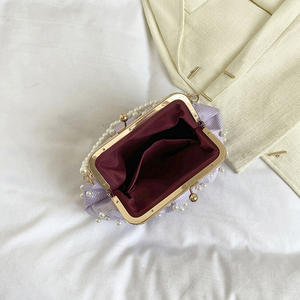 2023新款时尚网红串珠铆钉外壳女式斜挎包，带拉链封口和聚酯衬里 - Product Image 4