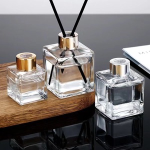 Bouteilles diffuseurs d'huiles essentielles en verre borosilicate mat de luxe, forme carrée, avec <span class=keywords><strong>bouchon</strong></span> à vis en liège, disponibles en tailles 50ml/100ml/150ml/200ml/300ml - Product Image 4