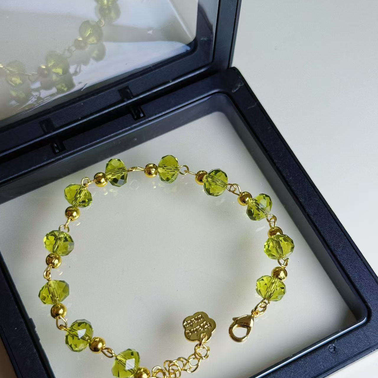 สีเขียวอ่อน