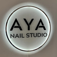 Maßgefertigtes Luxuriöses 3D-Acryl-LED-Logo-Schild Ästhetische Geschäfts-Wanddekoration Spiegel-Gold Hintergrundbeleuchtete Schilder für Schönheitssalon Haar-Nagel-Spa
