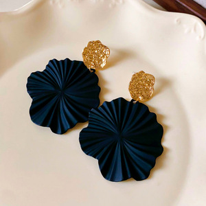 Nouvelles boucles d'oreilles pour femmes, style européen et américain, élégantes et sophistiquées, vente en gros - Product Image 2