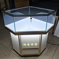 Vitrines à bijoux de luxe finition or avec éclairage LED, glissières de tiroir robustes et silencieuses pour une gestion efficace des stocks dans les centres commerciaux