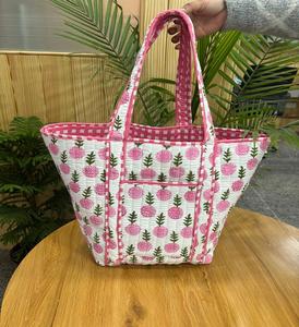 Sac fourre-tout en coton matelassé à imprimé floral fait main, sac de plage, sac de voyage, sac de demoiselle d'honneur, cadeau pour maman - Product Image 1