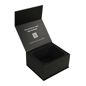 Boîte en carton recyclable avec logo personnalisé en relief, étiquettes imprimées, grande boîte cadeau noire de luxe à fermeture magnétique pour vêtements - Product Image 1