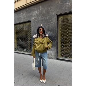 Gabardina Corta Verde Oliva con Cuello de Piel Sintética, Estilo Casual, Larga, Impermeable, Exterior de Cuero Genuino, Personalizada para Otoño Invierno - Product Image 1