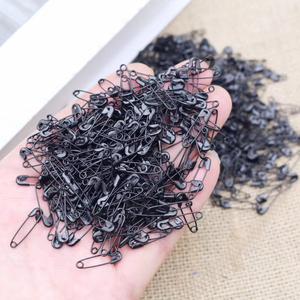 Lot en gros personnalisé de 100 épingles de sûreté géantes en fer avec technique de placage, réutilisables et avec étui de rangement transparent pour sacs - Product Image 4