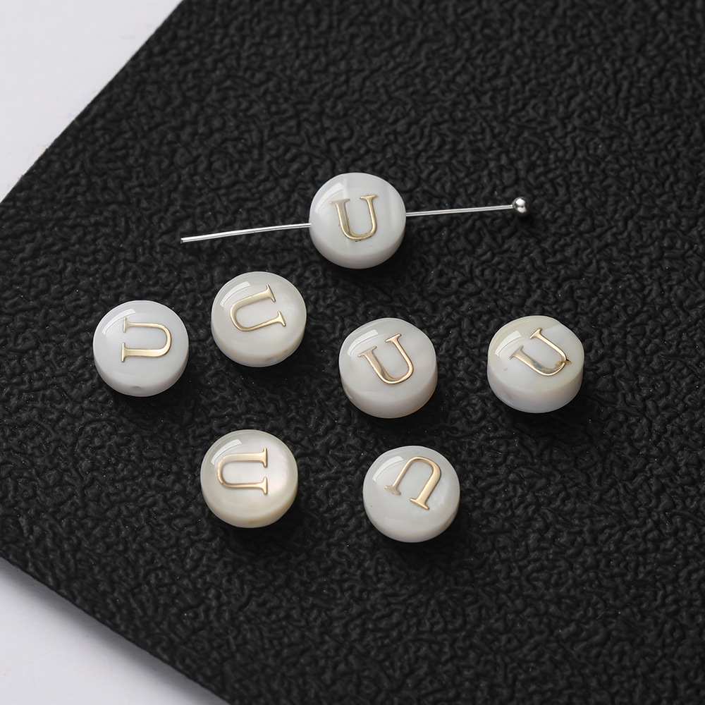 Perles de lettres en coquillages -- U