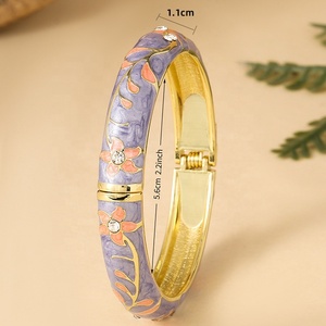 ของที่ระลึกขายดีสำหรับนักท่องเที่ยว ขายส่ง กำไลข้อมือเคลือบลายดอกไม้สไตล์จีนโบราณแบบเรียบง่าย ทำจากโลหะผสมเคลือบแบบโคลอซอนเน่ - Product Image 3