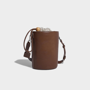 2025 nouveau sac à bandoulière cylindrique en cuir marron avec cordon de serrage et décoration de perles rondes en bois - Product Image 3