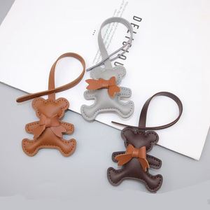 Llavero de Oso Pequeño Adorable al por Mayor - Llavero de Cuero PU con Lazo para Mujer, Colgante Personalizado para Bolso, Regalo para Niñas, MOQ 30 unidades - Product Image 2