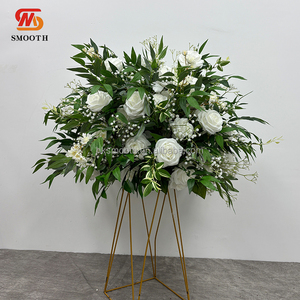 Bouquet de fleurs de mariage blanc lisse et très demandé avec verdure pour centre de table - Product Image 1