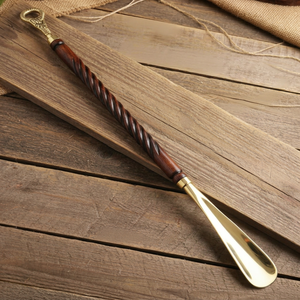 Cuchara para Zapatos de Latón Vintage con Mango de Madera Trenzada, Accesorio Rústico para Decoración del Hogar, Uso Interior, Diseño Duradero - Product Image 1