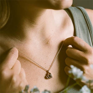 ट्रेंडी 18k गोल्ड-प्लेटेड स्टेनलेस स्टील पेलेंट प्रक्षेपण नेकलेस प्रक्षेपण नेकलेस प्रेमिका के लिए फोटो प्रोजेक्शन के साथ - Product Image 2