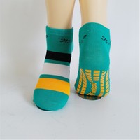 Chaussettes de cyclisme colorées personnalisées, respirantes, aérodynamiques, professionnelles, pour la course à pied, le vélo, les sports de plein air, séchage rapide, pour hommes