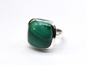Bague tendance en argent sterling 925 avec cabochon en malachite naturelle taille princesse et forme coussin, faite à la main pour les soirées - Product Image 1