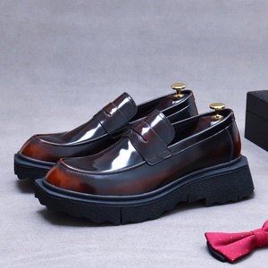 Zapatos de cuero liso británicos casuales de negocios para hombre con suela gruesa y plataforma elevada, sin cordones, con puntera ancha y diseño sólido. - Product Image 2