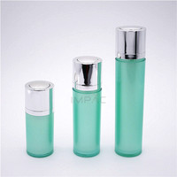 Flacon pompe rond pour crème de soin de la peau avec système de distribution sous vide, contenants de 15 ml, 30 ml et 50 ml.