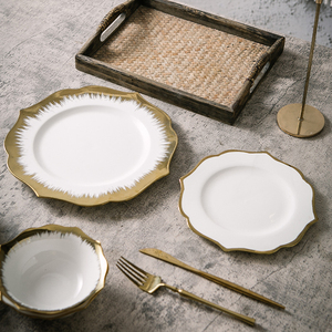 Juego de Platos de Cerámica con Borde Dorado en Forma de Flor, Platos Hondos, Vajilla de Porcelana Blanca para Bodas, Fiestas y Cenas - Product Image 4