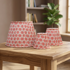 Abat-jour en viscose et lin à motifs floraux botaniques rouges |   Abat-jour plissé artisanal imprimé au bloc |   Éclairage élégant pour la maison et l'intérieur - Product Image 3