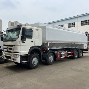 Camión de Transporte de Alimentos a Granel para Granjas Avícolas SINOTRUK HOWO 8x4 con Tornillo Hidráulico para Granos - Product Image 1