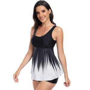 Robe <span class=keywords><strong>de</strong></span> <span class=keywords><strong>bain</strong></span> tendance pour femme avec short intégré et tissu lisse, idéale pour la natation et le <span class=keywords><strong>soleil</strong></span>. - Product Image 1