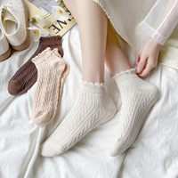 Chaussettes mi-mollet pour femmes, tendance, en coton tricoté, à motif torsadé, avec bordure en dentelle, absorbantes, motif uni, décontractées