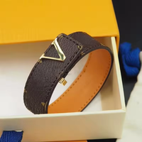 Bracelet manchette unisexe de luxe en cuir PU et métal avec lettres, bijou de créateur, cadeau pour femme
