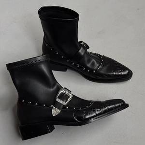 Version en stock ~ Bottines noires de style punk niche pour femmes, bottines rétro à talon épais avec design ajusté extensible pour le printemps - Product Image 1