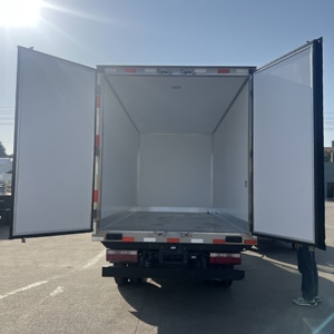 Nuevo Camión Refrigerado Ligero ISUZU ELF 4x2 Diésel Manual <span class=keywords><strong>con</strong></span> Caja Aislada para Transporte de Cadena de Frío - Product Image 2