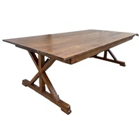 Massivholz-Tisch mit Antikfarben und Kreuzbeinen für Hochzeiten und Partys im Landhausstil