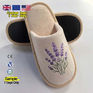 Pantofole da <span class=keywords><strong>Donna</strong></span> all'Ingrosso con Ricamo Lavanda, <span class=keywords><strong>Eleganti</strong></span> <span class=keywords><strong>Ciabatte</strong></span> Floreali in Peluche, Morbide <span class=keywords><strong>Ciabatte</strong></span> da Interno in Velluto Corallo, Logo Personalizzabile - Product Image 1