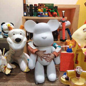 Statua dell'orso fatto a mano fai da te Graffiti figurina in vinile con pittura a pigmenti fluidi per i premi di san valentino in resina - Product Image 3