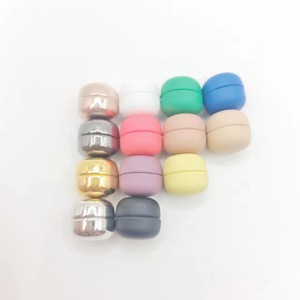 Fermoirs magnétiques ronds colorés en alliage plaqué pour vêtements et accessoires Été 2024 - Product Image 1
