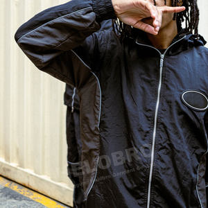 Pantalones cortos de nailon con cremallera desmontable reflectante ligero de 3m personalizados, chándal para hombre, chaqueta cortavientos y pantalones de chándal de nailon - Product Image 2