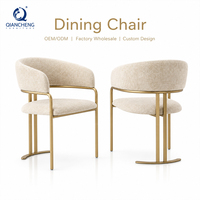 Fauteuil de salle à manger en velours de luxe avec dossier incurvé, base en acier inoxydable doré en forme de T, chaise d'appoint rembourrée pour restaurant et hôtel