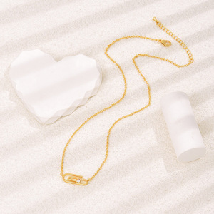 Collana con Ciondolo a Graffetta, Design Minimalista, Collana a Catena per Donne - Product Image 4